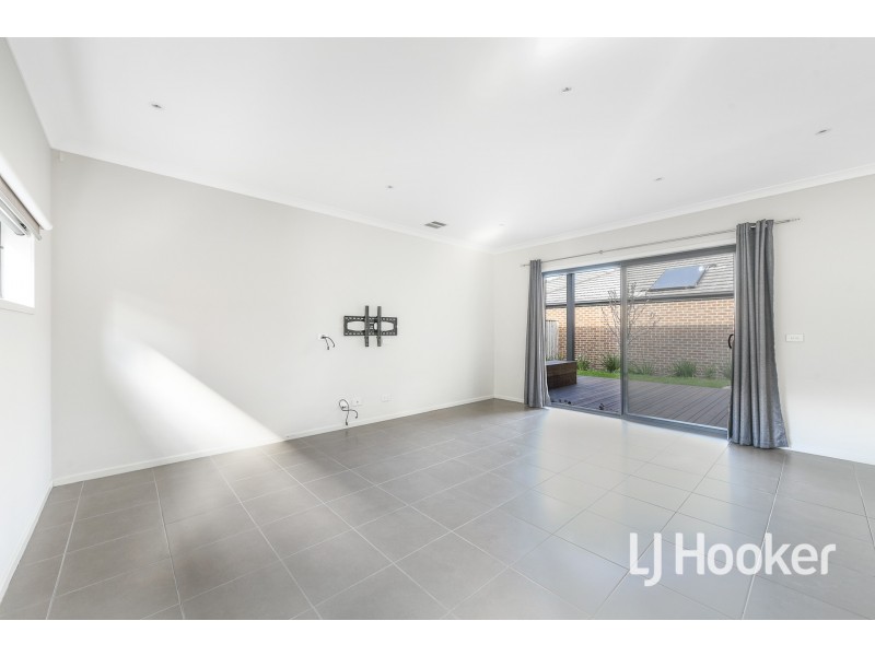 9 Heathland Circuit, Cranbourne East VIC 3977