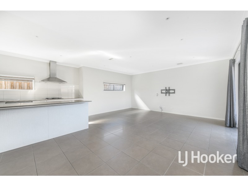 9 Heathland Circuit, Cranbourne East VIC 3977