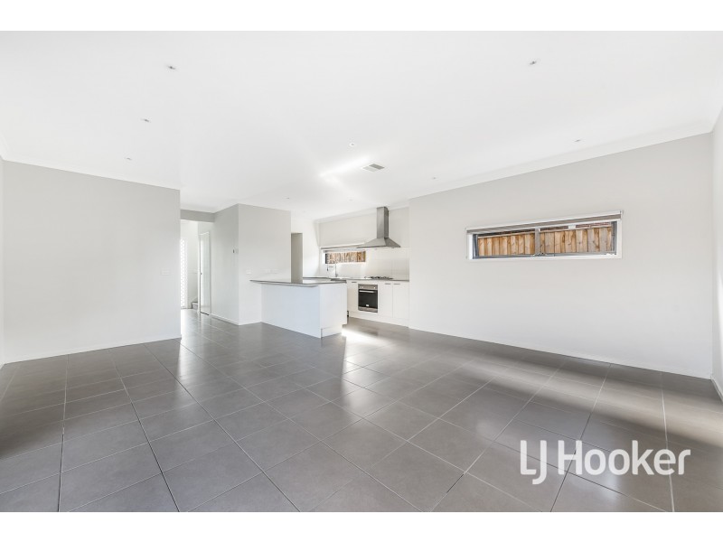 9 Heathland Circuit, Cranbourne East VIC 3977