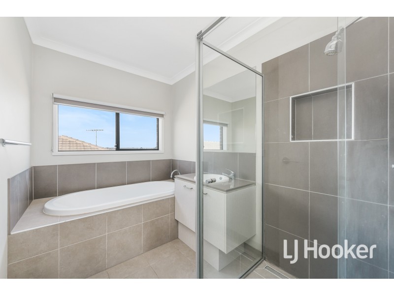 9 Heathland Circuit, Cranbourne East VIC 3977