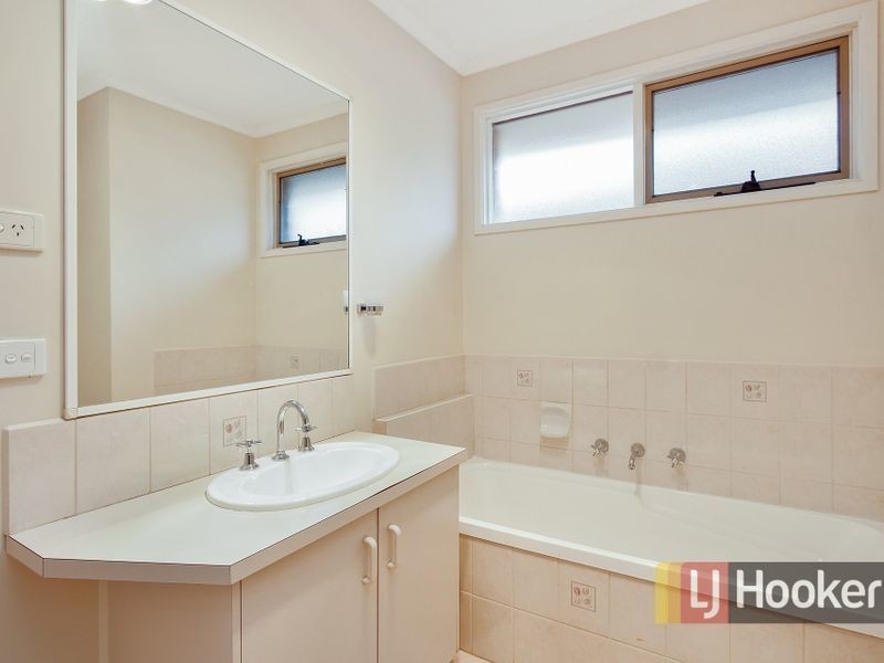 2/131 Warana Drive, Hampton Park VIC 3976