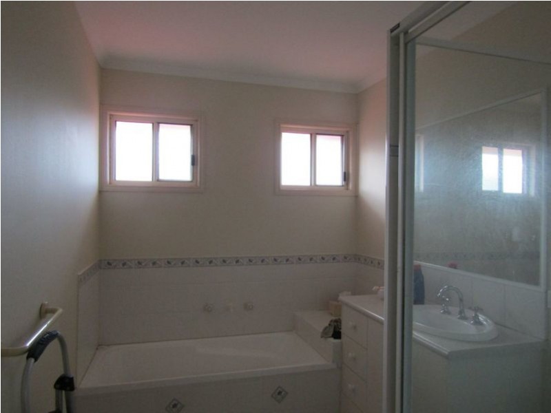 16 Hellyer Way, Endeavour Hills VIC 3802