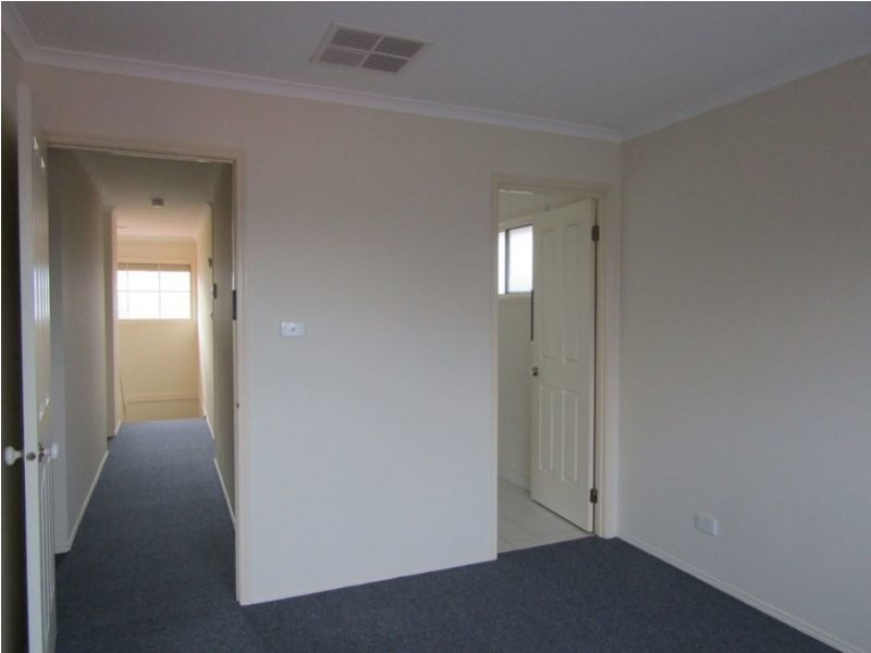 16 Hellyer Way, Endeavour Hills VIC 3802