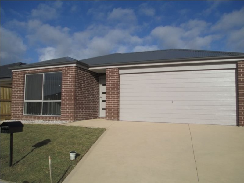 60 Mickleham Drive, Cranbourne North VIC 3977