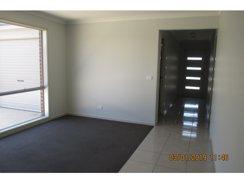 60 Mickleham Drive, Cranbourne North VIC 3977