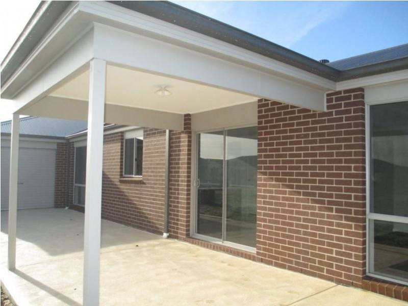 60 Mickleham Drive, Cranbourne North VIC 3977