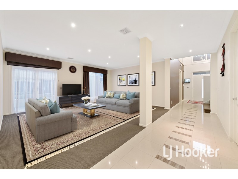 15 Sierra Boulevard, Cranbourne North VIC 3977