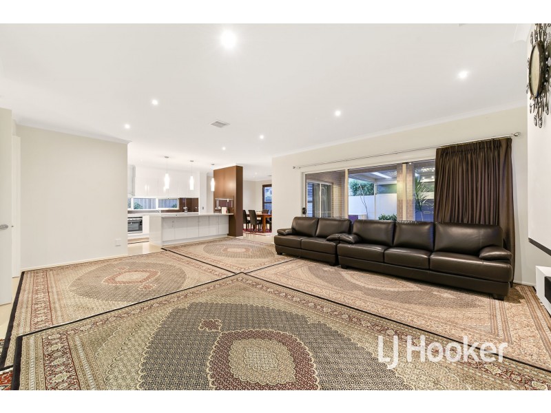 15 Sierra Boulevard, Cranbourne North VIC 3977