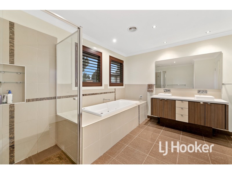 15 Sierra Boulevard, Cranbourne North VIC 3977