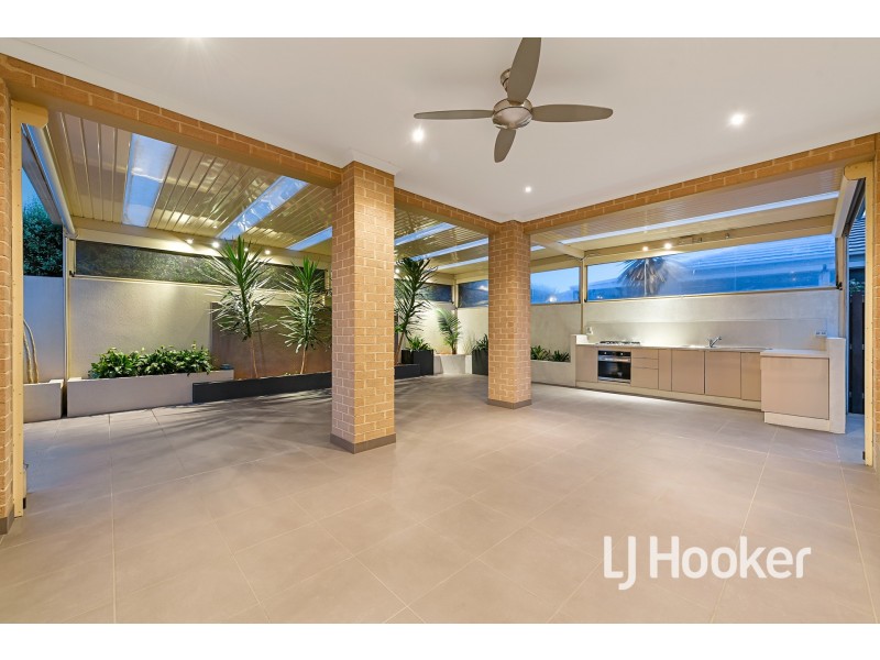 15 Sierra Boulevard, Cranbourne North VIC 3977