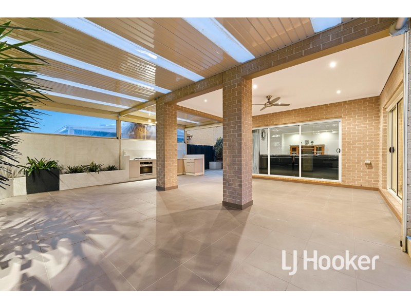 15 Sierra Boulevard, Cranbourne North VIC 3977