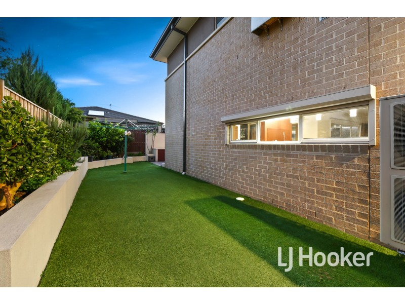 15 Sierra Boulevard, Cranbourne North VIC 3977