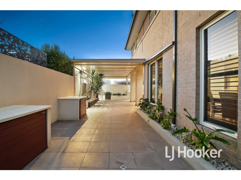 15 Sierra Boulevard, Cranbourne North VIC 3977