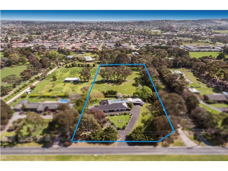 9 Oaktree Drive, Pakenham VIC 3810