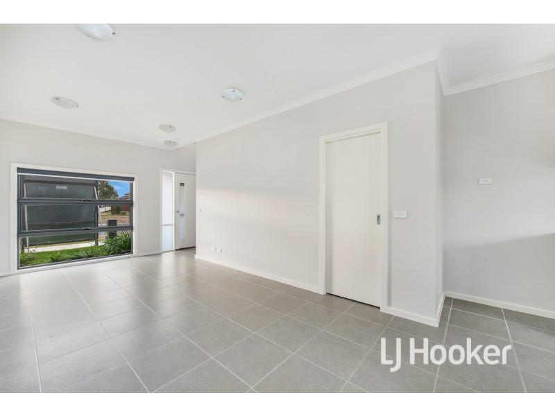 27 Onyx Crescent, Officer VIC 3809