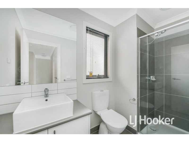 27 Onyx Crescent, Officer VIC 3809