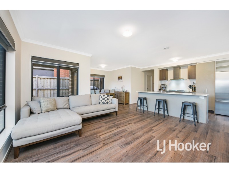 18 Harper Crescent, Cranbourne West VIC 3977