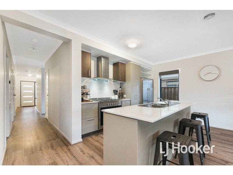 18 Harper Crescent, Cranbourne West VIC 3977