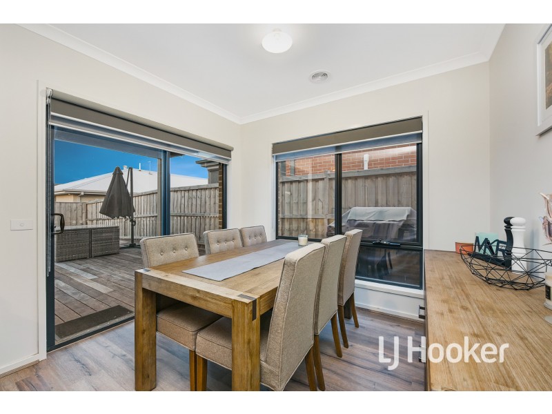 18 Harper Crescent, Cranbourne West VIC 3977