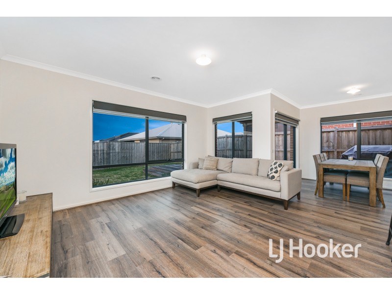 18 Harper Crescent, Cranbourne West VIC 3977