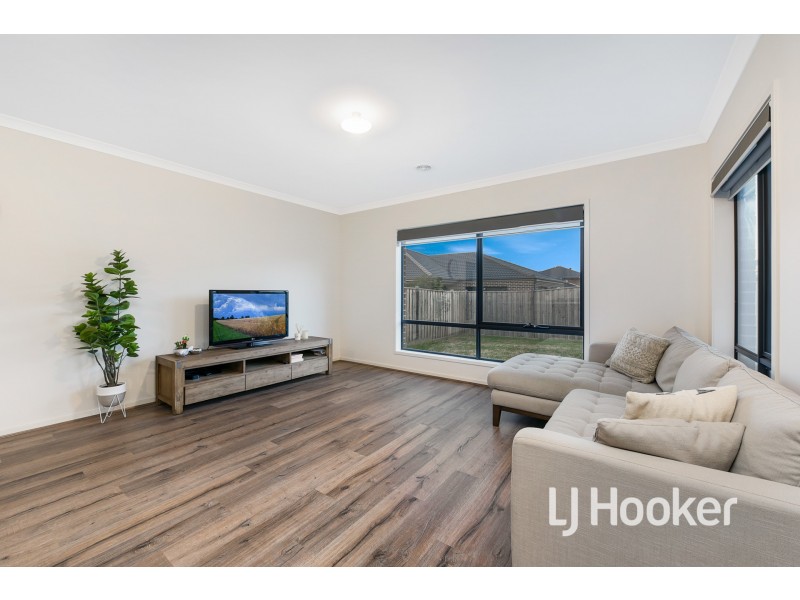 18 Harper Crescent, Cranbourne West VIC 3977