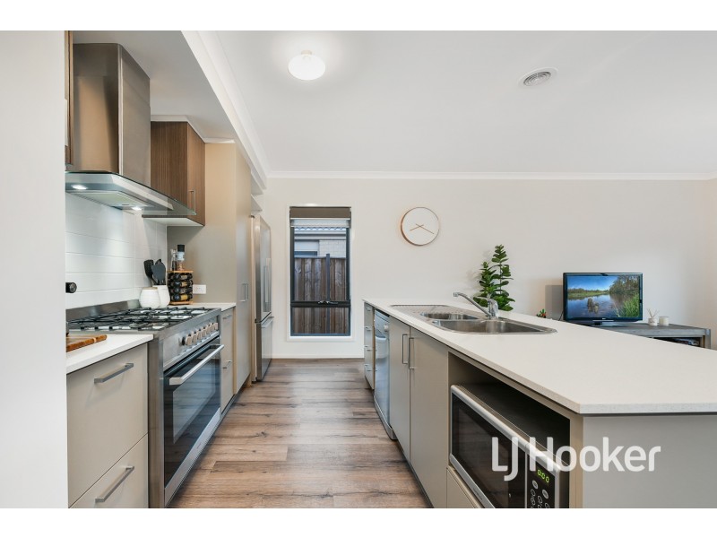 18 Harper Crescent, Cranbourne West VIC 3977