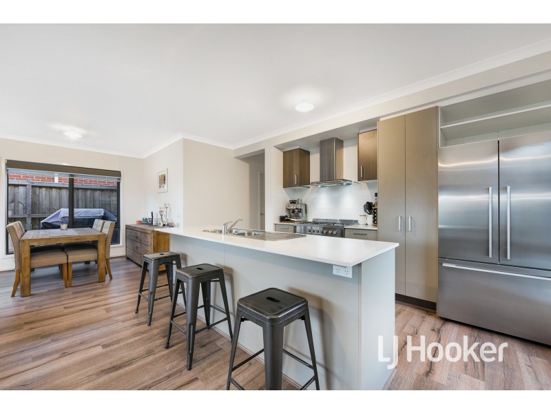 18 Harper Crescent, Cranbourne West VIC 3977