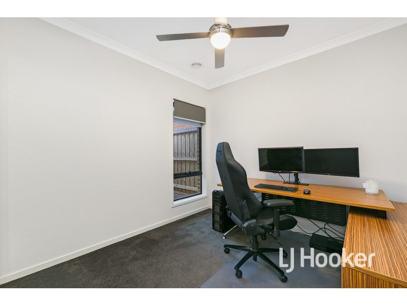 18 Harper Crescent, Cranbourne West VIC 3977