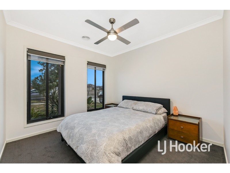 18 Harper Crescent, Cranbourne West VIC 3977