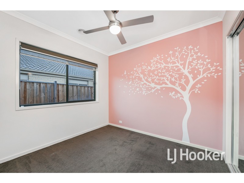 18 Harper Crescent, Cranbourne West VIC 3977