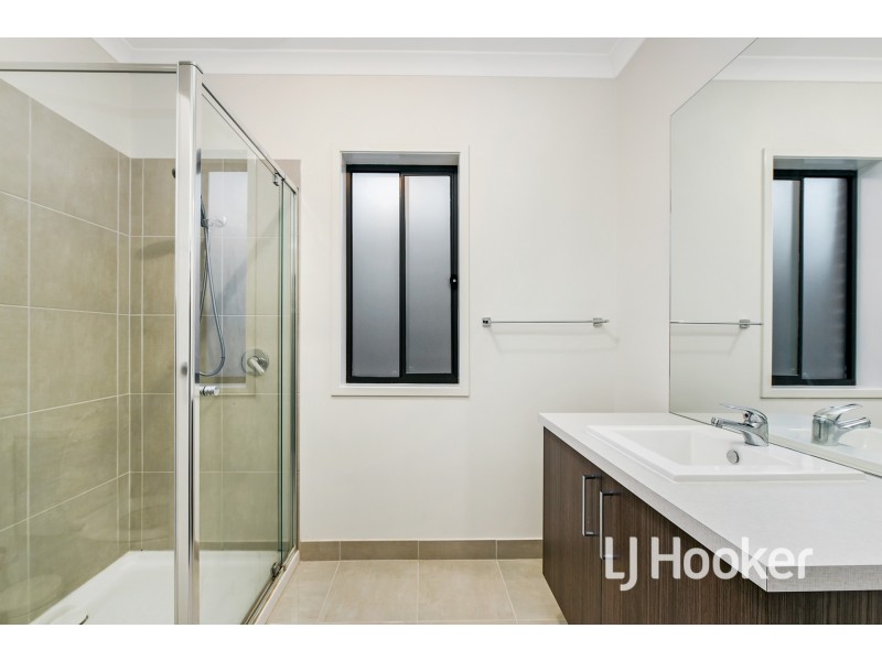 18 Harper Crescent, Cranbourne West VIC 3977
