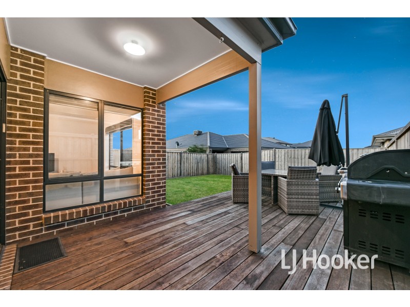 18 Harper Crescent, Cranbourne West VIC 3977