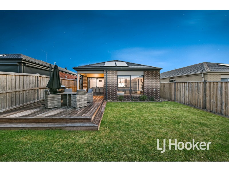 18 Harper Crescent, Cranbourne West VIC 3977