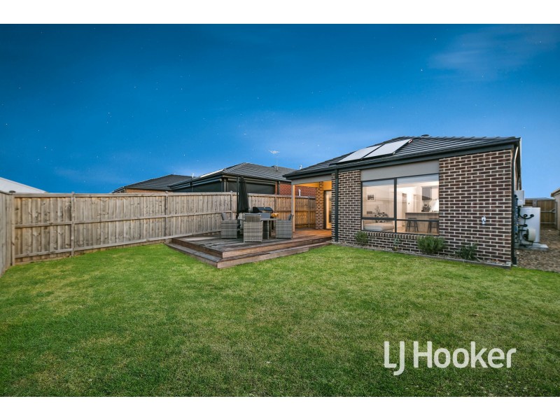 18 Harper Crescent, Cranbourne West VIC 3977