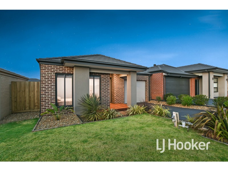 18 Harper Crescent, Cranbourne West VIC 3977