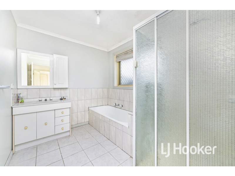 18 Warana Drive, Hampton Park VIC 3976