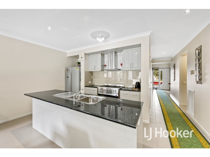 10 Taradale Street, Cranbourne North VIC 3977