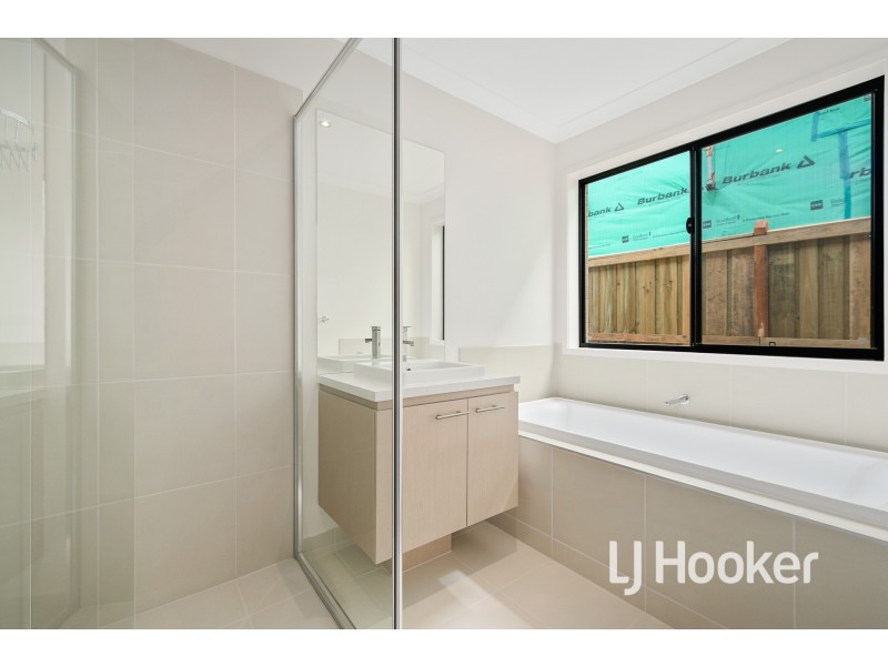 5 Flanagan Drive, Officer VIC 3809