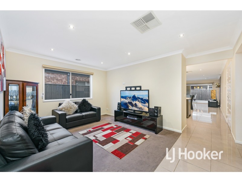26 Fieldstone Crescent, Cranbourne North VIC 3977