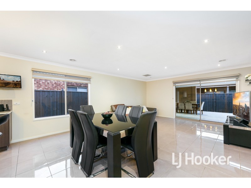 26 Fieldstone Crescent, Cranbourne North VIC 3977