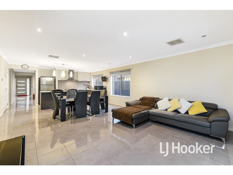 26 Fieldstone Crescent, Cranbourne North VIC 3977