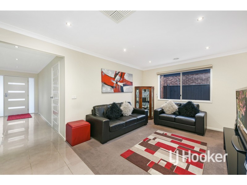 26 Fieldstone Crescent, Cranbourne North VIC 3977