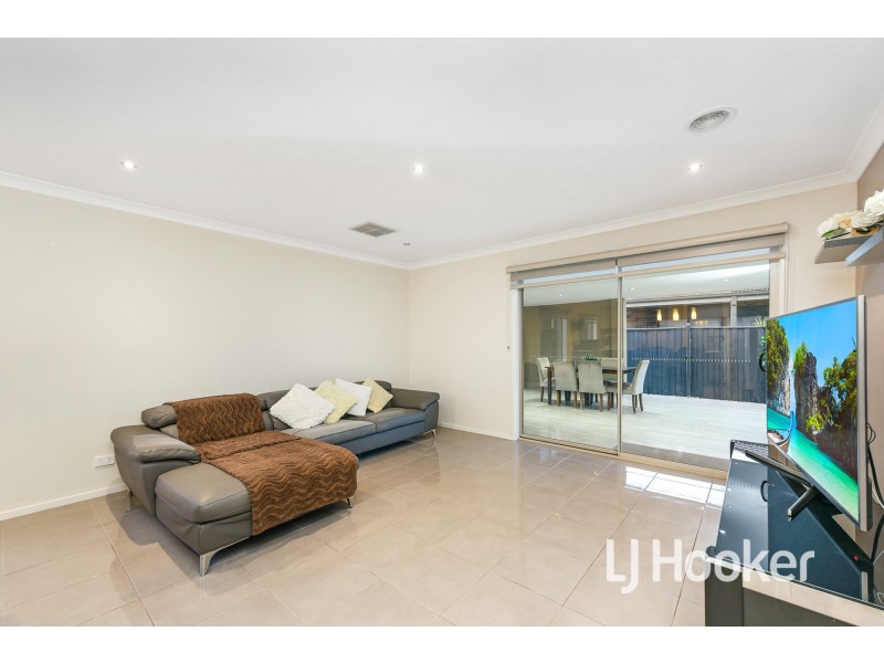 26 Fieldstone Crescent, Cranbourne North VIC 3977
