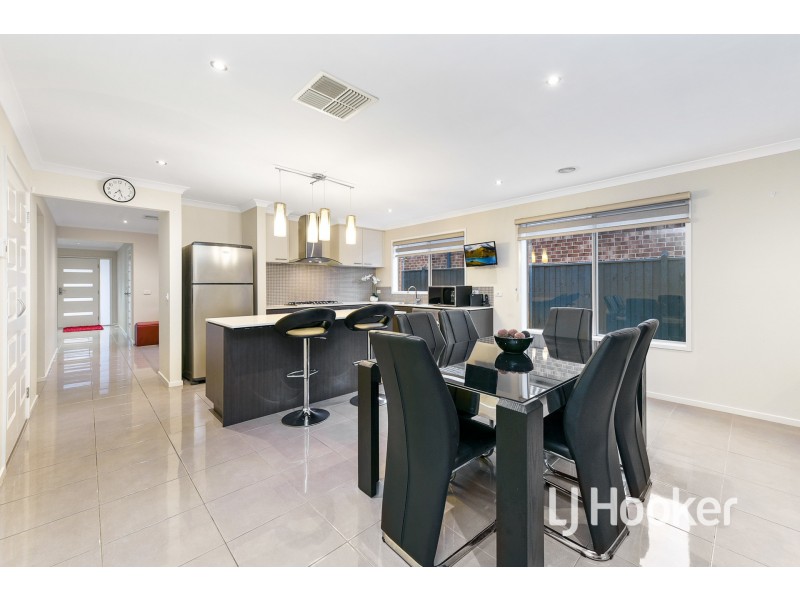 26 Fieldstone Crescent, Cranbourne North VIC 3977