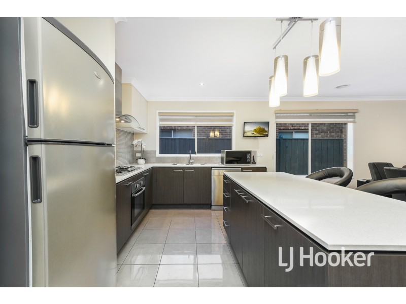 26 Fieldstone Crescent, Cranbourne North VIC 3977