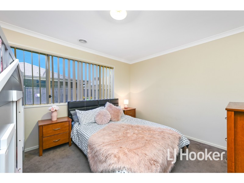 26 Fieldstone Crescent, Cranbourne North VIC 3977