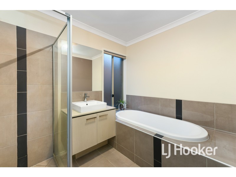 26 Fieldstone Crescent, Cranbourne North VIC 3977