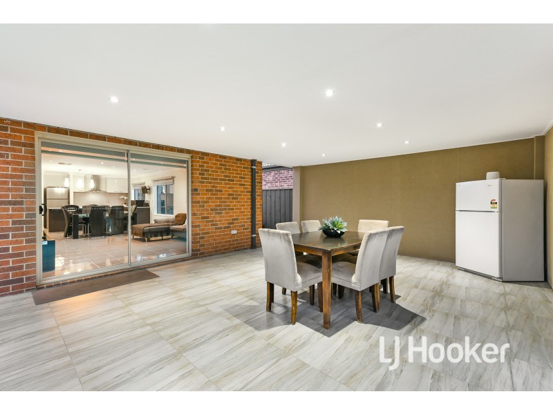 26 Fieldstone Crescent, Cranbourne North VIC 3977