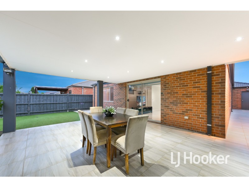 26 Fieldstone Crescent, Cranbourne North VIC 3977