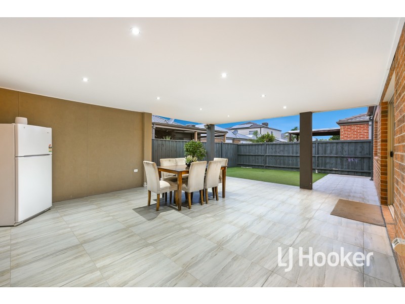 26 Fieldstone Crescent, Cranbourne North VIC 3977